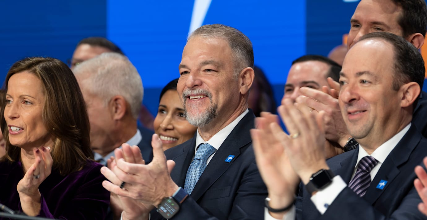Medlines vd Jim Boyle vid IPO-ceremonin på Wall street i dag.