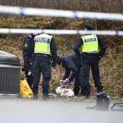 Polisen vid brottsplatsen. 