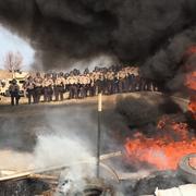 Brinnande däck under protesterna mot oljeledningen.