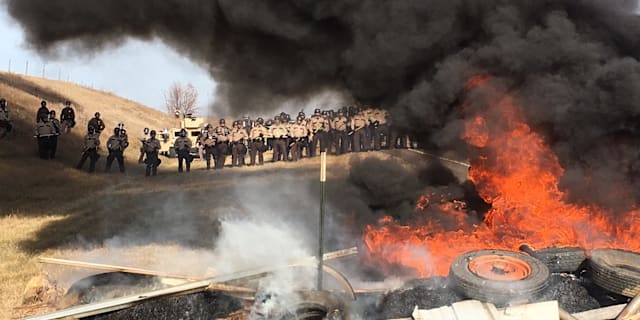 Brinnande däck under protesterna mot oljeledningen. Mike McCleary / TT NYHETSBYRÅN