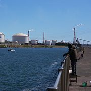 Japanskt oljeraffinaderi öster om Tokyo. Arkivbild.