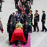 Kung Haralds kista. Bakom honom går bland andra kung Haakon VIII och Sveriges Carl XVI Gustaf.