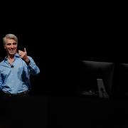 Arkivbild: Apples Craig Federighi demonstrerar gruppsamtal med emojis vid Apples utvecklarkonferens i juni 2018