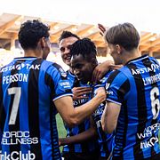 Sirius Odera Samuel Onuchukwu Adindu jublar tillsammans med lagkamraterna.