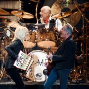 Mick Fleetwood bakom trummorna under en Fleetwood Mac-konsert.