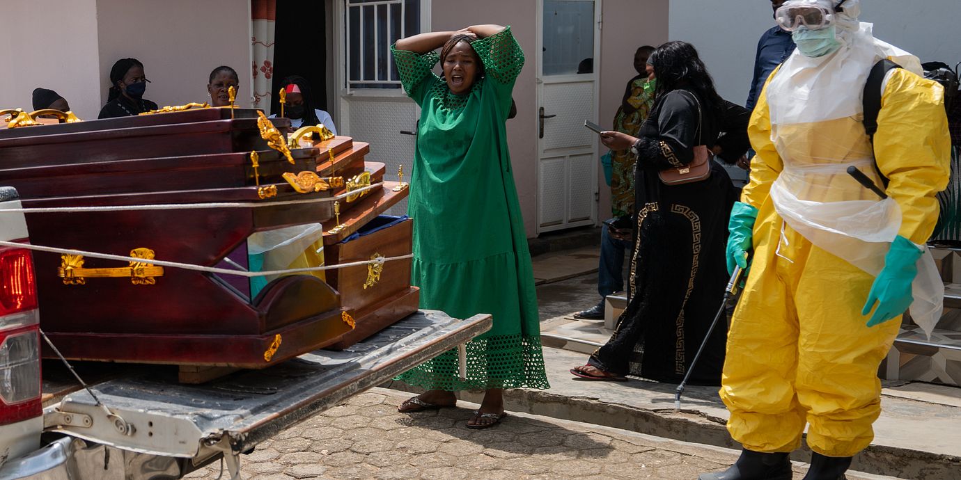 En person som avlidit i ebola förs bort för att begravas vid sjukhuset i Bunia, Kongo den 23 maj 2026.