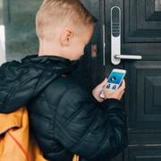 Pojke öppnar dörr med ”smart locks”.