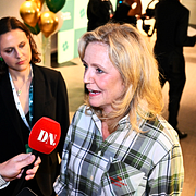 V-ledaren Nooshi Dadgostar  till vänster. Centerpartiets partiledare Elisabeth Thand Ringqvist till höger.