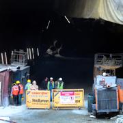 Räddningsarbetare vid tunnelns öppning.