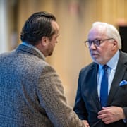 Lars Kruse, till höger, pratar med Christian Sonesson i Lunds tingsrätt tidigare i år. 