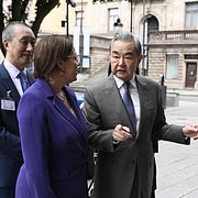 Utrikesminister Maria Malmer Stenergard (M) och Kinas utrikesminister Wang Yi utanför Rosenbad