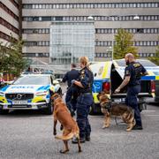 Polis med hundar på plats vid Skånes universitetssjukhus. 