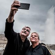 Håkan Juholt, Sveriges ambassadör på Island, tar en selfie med sin fru Åsa vid en geiser.