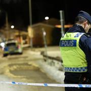 Flera personer fanns i bostaden i Tullinge när mannen i 50-årsåldern sköts till döds. 