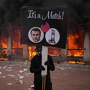 En demonstrant med ett våldsamt budskap riktat mot president Emmanuel Macron.