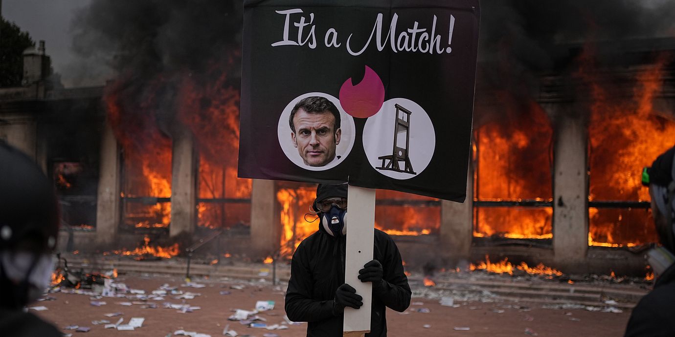 En demonstrant med ett våldsamt budskap riktat mot president Emmanuel Macron.