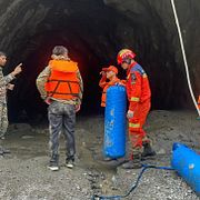 Soldater som hjälper till vid räddningsinsatsen i Trishuli i Nepal under måndagen.