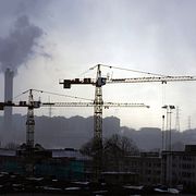 Byggkranar i dis över Stockholm. Arkivbild.