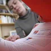 Pensionssparare med orangefärgade kuvertet. Arkivbild.