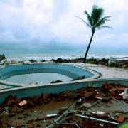 förödelse efter tsunamin som drog in över Indonesien 