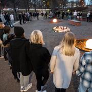 Minnesstund för den döda 18-åringen. 