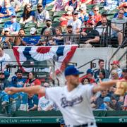 Publik och spelare på Globe Life Field vid mötet mellan Texas och Toronto