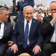 Netanyahu i mitten.