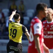 Häckens Srdjan Hrstic jublar efter sitt 2-0-mål medan Kalmarspelarna deppar under söndagens fotbollsmatch i allsvenskan mellan BK Häcken och Kalmar FF på Bravida Arena. 