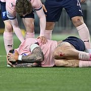 STOCKHOLM, SVERIGE 20260417Malmös Pontus Jansson skadad under fredagens fotbollsmatch i allsvenskan mellan Djurgårdens IF och Malmö FF på 3Arena.