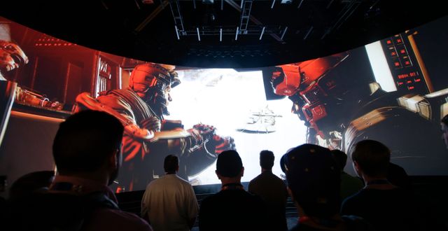 Arkivbild: Åskådare ser en trailer för ”Call of Duty: Advanced Warfare” 2014 Jae C. Hong / TT / NTB Scanpix