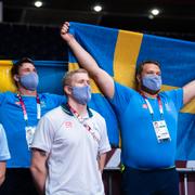 Simon Pettersson och Daniel Ståhl på läktaren under handbollsmatchen.