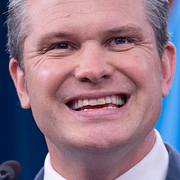 Pete Hegseth. Till höger en illustration av ett föreslaget slagskepp i ”Trumpklassen” som tagits fram av den amerikanska flottan.