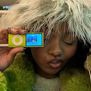 En kvinna använder en Ipod.