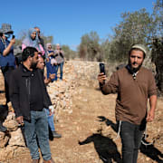 Bosättare försöker avbryta olivskörden för palestinska bönder i Silwad på Västbanken den 29 oktober 2025. 