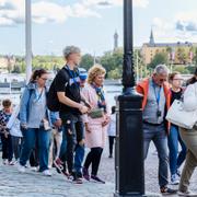 Turister utanför slottet i Stockholm. 