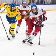 Sara Hjalmarsson jagar pucken i matchen.