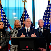 Senator Chris Coons på pressträff i Köpenhamn med den amerikanska delegationen. 