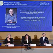 Eva Olsson, ledamot av Nobelkommittén för fysik, Ellen Moon,  Vetenskapsakademiens ständiga sekreterare och Mark Pearce, ordförande i Nobelkommittén för fysik, tillkännager att Francis Halzen tilldelas 2026 års Nobelpris i fysik under en pressträff på Kungliga Vetenskapsakademien.