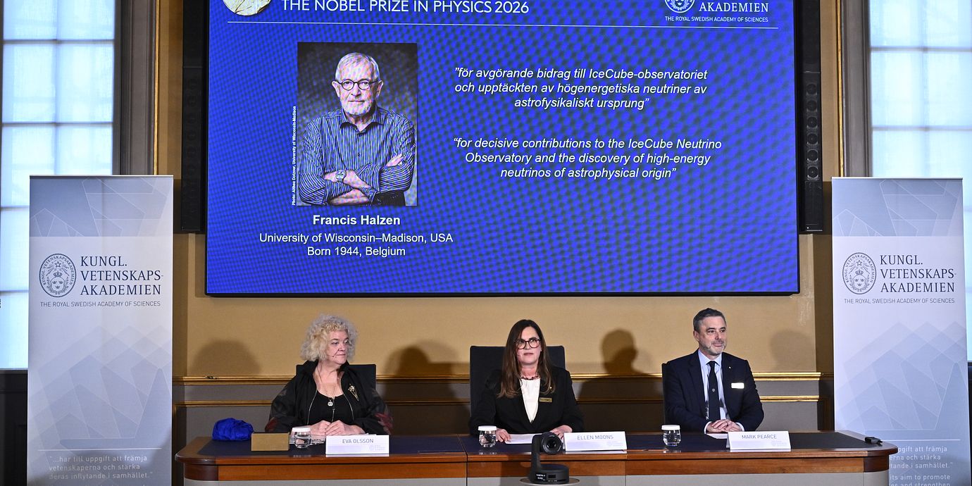 Eva Olsson, ledamot av Nobelkommittén för fysik, Ellen Moon,  Vetenskapsakademiens ständiga sekreterare och Mark Pearce, ordförande i Nobelkommittén för fysik, tillkännager att Francis Halzen tilldelas 2026 års Nobelpris i fysik under en pressträff på Kungliga Vetenskapsakademien.