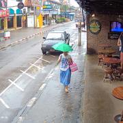 Stormen har dragit in över ön Koh Samui med kraftigt regn och hårda vindar. 