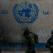 Israeliska soldater passerar UNRWA:s tidigare högkvarter i Gaza. Illustrationsbild. Ej relaterad till dagens attack.