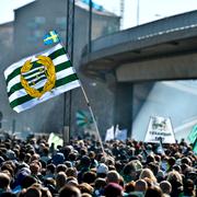 2013-04-14 Hammarby fotbolls supportrar gjorde på söndagen den traditionsenliga marschen över Södermalm mot Söderstadion i Globenområdet för säsongspremiären i superettan mot Värnamo.