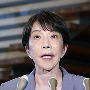Sanae Takaichi. Bilder på delar av en bro som rasat till följd av skalven.