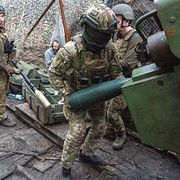 Ukrainska soldater laddar en kanon i närheten av Charkiv-regionen.