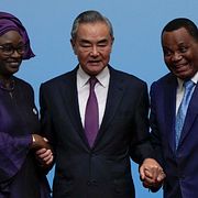 Kinas utrikesminister tillsammans med Senegals utrikesminister Yassine Fall och Kongo-Brazzavilles utrikesminister Jean-Claude Gakosso vid det kinesisk-afrikanska forumet i Beijing i september.