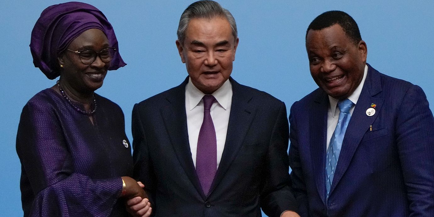 Kinas utrikesminister tillsammans med Senegals utrikesminister Yassine Fall och Kongo-Brazzavilles utrikesminister Jean-Claude Gakosso vid det kinesisk-afrikanska forumet i Beijing i september.