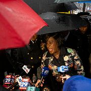 Cherelle Parker talar på en presskonferens på platsen för gårdagens skjutning. 