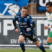 Sirius Noel Milleskog och Hammarbys Montader Madjed under lördagens fotbollsmatch i allsvenskan mellan IK Sirius FK och Hammarby IF på Studenternas.