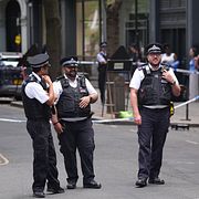 Poliser på plats efter att fyra personer knivhöggs i London.