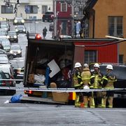 Lastbilen kraschade in i flera bilar på Bondegatan på Södermalm i centrala Stockholm.